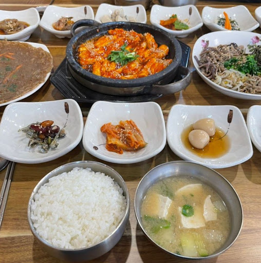 쉬어가기좋은날식당의 향긋한 하동재첩파전으로 풍미 있는 식사 즐기기